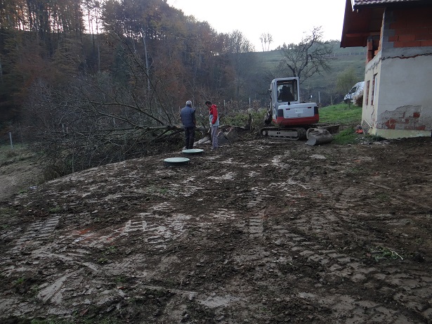 Planiranje zemlje okrog naprave